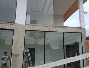 Báo giá lan can kính cường lực tay vịn inox chi tiết từng hạng mục thi công