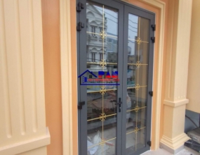 Cửa nhôm xingfa kính cường lực có đặc điểm gì nổi bật?