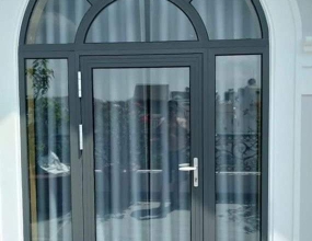 Đơn vị chuyên làm cửa kính shop quần áo chất lượng