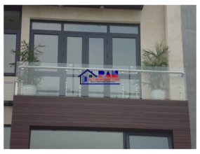 Lắp đặt mẫu lan can kính cường lực chất lượng Củ Chi chuyên nghiệp