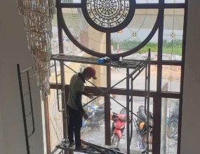 Lan can kính cường lực giá bao nhiêu và thi công ở đâu đảm bảo kỹ thuật và thẩm mỹ?
