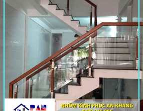 Mẫu lan can cầu thang inox đẹp vách kính của Phúc An Khang